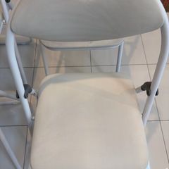 白い折り畳み椅子4脚セットの画像