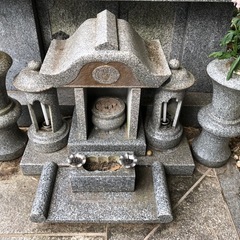 お墓の灯籠立て×2・花立て・お線香立て×2の画像