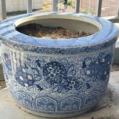 大きな鉢　水鉢 睡蓮鉢 メダカ鉢　高さ約30㎝×直径約46㎝。