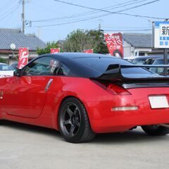 日産　フェアレディＺ　ベースグレード ６ＭＴ　オールペイント（レッド／ブラック）　社外フロントエアロ　社外ウイング　テイン車高調　社外１８ＡＷ　ワンオフマフラー　社外ＳＤナビ　地デジ　Ｂｌｕｅｔｏｏｔｈオーディオ　ＥＴＣ　オートエアコンの画像