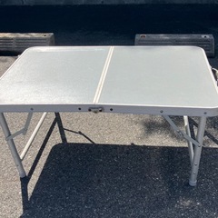 キャンプ　バーベキュー　テーブル