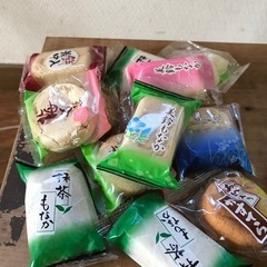 お菓子、お茶、ジュース、野菜セットの画像