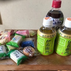 お菓子、お茶、ジュース、野菜セットの画像