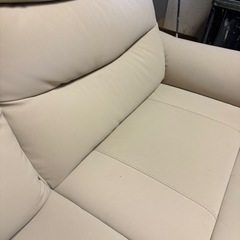 傷・汚れに強い合成皮革 3人掛けテーブル付き電動リクライニングソファ(Nビリーバ3 Nシールド BE)の画像