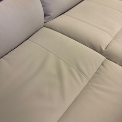 傷・汚れに強い合成皮革 3人掛けテーブル付き電動リクライニングソファ(Nビリーバ3 Nシールド BE)の画像