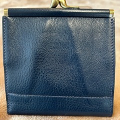 未使用IL BISONTEイルビゾンテウォレットがま口財布ガマ口二つ折り財布 フラップ式二つ折り財布 ガマ口三つ折り財布 フラップ式三つ折り財布折財布さいふサイフ小銭入れ付ネイビー紺色ダークブルー青色イタリアンレザー牛革本革横幅11高11マチ2.3イタリア製の画像