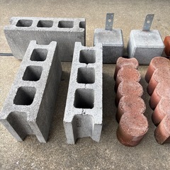 いろいろなブロックとレンガのセットの画像