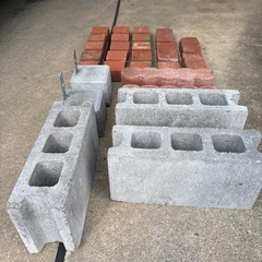 いろいろなブロックとレンガのセットの画像