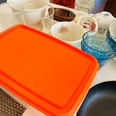 食器、プレート、コップ、グラス、お皿、ティーカップ、フライパンの画像