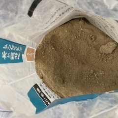 水をかけると固まる砂の画像