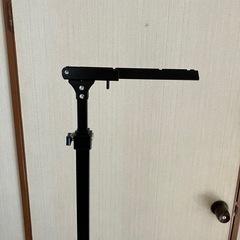 無料　プロジェクター用スクリーンを吊るす器具の画像