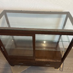 アンティークガラス棚の画像