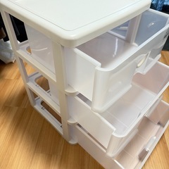 プラスチック製収納ボックスの画像