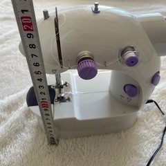【ジャンク品】ミニミシン コンパクトミシン　電動ミシン　2WAY電源 AC電源 乾電池式　の画像