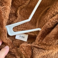 6-9m足と、手付きモコモコロンパースの画像