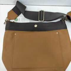 【新品未使用】ikka　ショルダーバッグ　ブラウン　バイカラー2WAY　 ショルダーバッグ キャメル×ブラウン 男女兼用 カジュアル  斜め掛けバッグ カジュアル 通勤 通学　新品タグ付き　　251017-11Yの画像