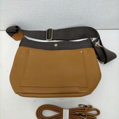 【新品未使用】ikka　ショルダーバッグ　ブラウン　バイカラー2WAY　 ショルダーバッグ キャメル×ブラウン 男女兼用 カジュアル  斜め掛けバッグ カジュアル 通勤 通学　新品タグ付き　　251017-11Yの画像