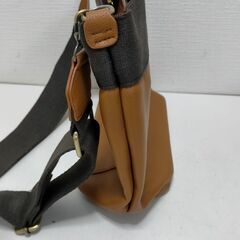 【新品未使用】ikka　ショルダーバッグ　ブラウン　バイカラー2WAY　 ショルダーバッグ キャメル×ブラウン 男女兼用 カジュアル  斜め掛けバッグ カジュアル 通勤 通学　新品タグ付き　　251017-11Yの画像