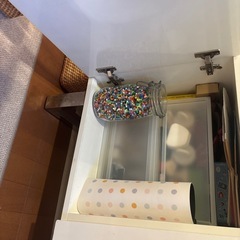 白の収納キャビネットの画像