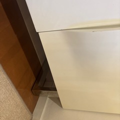 白の収納キャビネットの画像