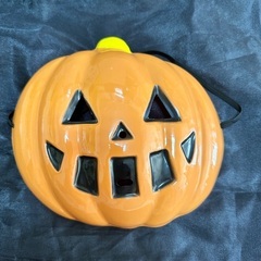 黒と赤のケープのハロウィンコスチュームの画像