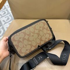 [コーチ] カーキ wyatt メンズ 斜め掛けショルダーバッグ logo ショルダーバッグの画像