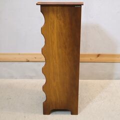 Karimoku(カリモク家具)のCOLONIAL(コロニアル)シリーズのスリッパラックです！アメリカンカントリー風の温かみのあるデザイン。スリムなのでリビングや玄関などの空いているスペースに！の画像