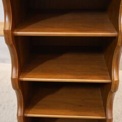 Karimoku(カリモク家具)のCOLONIAL(コロニアル)シリーズのスリッパラックです！アメリカンカントリー風の温かみのあるデザイン。スリムなのでリビングや玄関などの空いているスペースに！の画像