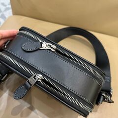 [コーチ] メンズ cab80 斜め掛けショルダーバッグ wyatt エンボス加工 ダブルジップ ブラックカメラバッグの画像