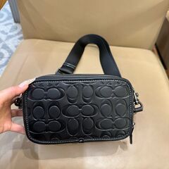 [コーチ] メンズ cab80 斜め掛けショルダーバッグ wyatt エンボス加工 ダブルジップ ブラックカメラバッグの画像