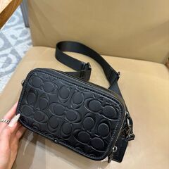 [コーチ] メンズ cab80 斜め掛けショルダーバッグ wyatt エンボス加工 ダブルジップ ブラックカメラバッグの画像
