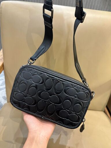 [コーチ] メンズ cab80 斜め掛けショルダーバッグ wyatt エンボス加工 ダブルジップ ブラックカメラバッグ