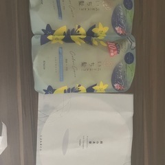 ペン，化粧水などの画像