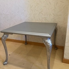 銀のローテーブルの画像