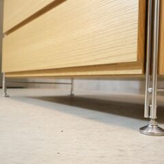 無印良品(MUJI)の人気のオーク材×ステンレス ユニットシェルフ 引出し付きです。シンプルなデザインのラックは洋服タンスとして♪インダストリアルモダンなお部屋に！の画像
