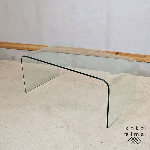 IDC OTSUKA(大塚家具)で取り扱われていたコンチネンタルファニチャー サターン センターテーブルです！曲げガラスを使用したシンプルなデザインとガラスの透明感がモダンなデザイン♪