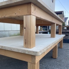 木のテーブル　作業台1台の画像