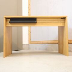 無印良品(MUJI)の人気のオーク材無垢材 パーソナルデスク。コンパクトなサイズとシンプルで無駄のないデザインは1人暮らしや在宅ワークのパソコンデスクや事務机にもおススメです♪ の画像