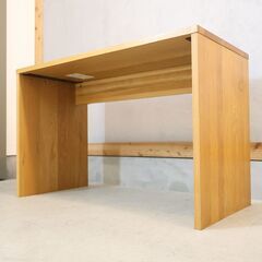 無印良品(MUJI)の人気のオーク材無垢材 パーソナルデスク。コンパクトなサイズとシンプルで無駄のないデザインは1人暮らしや在宅ワークのパソコンデスクや事務机にもおススメです♪ の画像