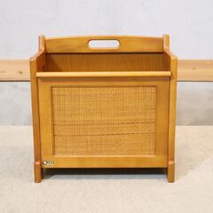 国内老舗家具メーカーkarimoku(カリモク家具)のマガジンラックです。サイドラタンがアクセントのレトロな雑誌収納。コンパクトでスリムなフォルムは置く場所を選びません。の画像