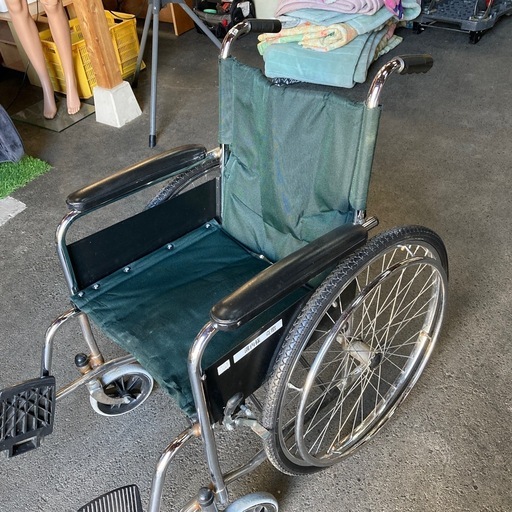 車椅子　前輪の大きな安定感が有ります。