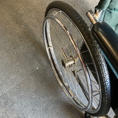 値下げしました！　車椅子　前輪の大きな安定感が有ります。の画像