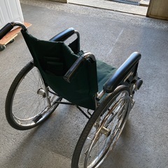 値下げしました！　車椅子　前輪の大きな安定感が有ります。の画像