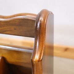 国内老舗家具メーカーkarimoku(カリモク家具)COLONIAL(コロニアル) スリッパラックです。アンティーク調のクラシックなデザインは上品な印象に。コンパクトでスリムなフォルムのスリッパ立て！の画像