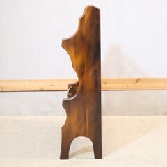 国内老舗家具メーカーkarimoku(カリモク家具)COLONIAL(コロニアル) スリッパラックです。アンティーク調のクラシックなデザインは上品な印象に。コンパクトでスリムなフォルムのスリッパ立て！の画像