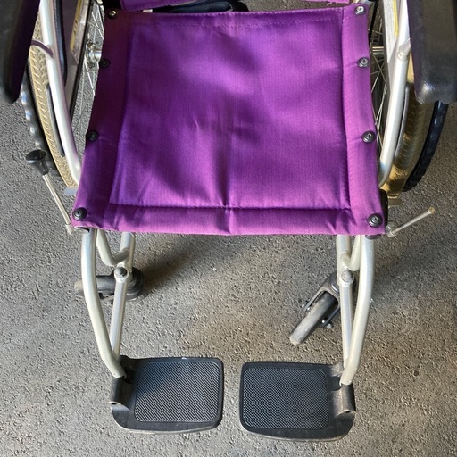 車椅子　前輪の大きな安定した軽量です！