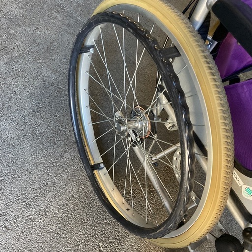 車椅子　前輪の大きな安定した軽量です！