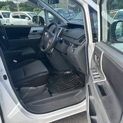 ブラックの方ローン可　トヨタノア　平成19年式　走行12万キロ　車検2年付　修復歴なし　8人乗り　2000cc  ナビ　テレビ　DVD  バックカメラ　サイドカメラ　スマートキー　プッシュスタート　フリップダウンモニター　両側電動スライドドア　ウォークスルー　ETC  の画像