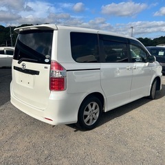 ブラックの方ローン可　トヨタノア　平成19年式　走行12万キロ　車検2年付　修復歴なし　8人乗り　2000cc  ナビ　テレビ　DVD  バックカメラ　サイドカメラ　スマートキー　プッシュスタート　フリップダウンモニター　両側電動スライドドア　ウォークスルー　ETC  の画像