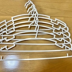 白いハンガー　11本　の画像
